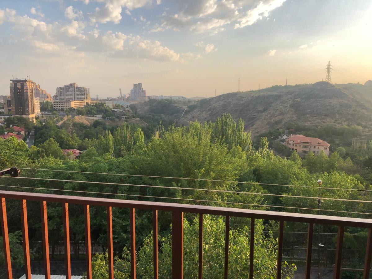 Вилла Karen'S Dom & Terrace Ереван Экстерьер фото